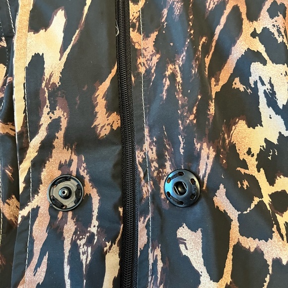 JOSEPH RIBKOFF Tiger Pattern Short Sleeve Zip Up Jacket - Picture 7 of 10